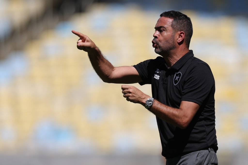 Flamengo encaminha acordo com Artur Jorge caso Filipe Luís não renove