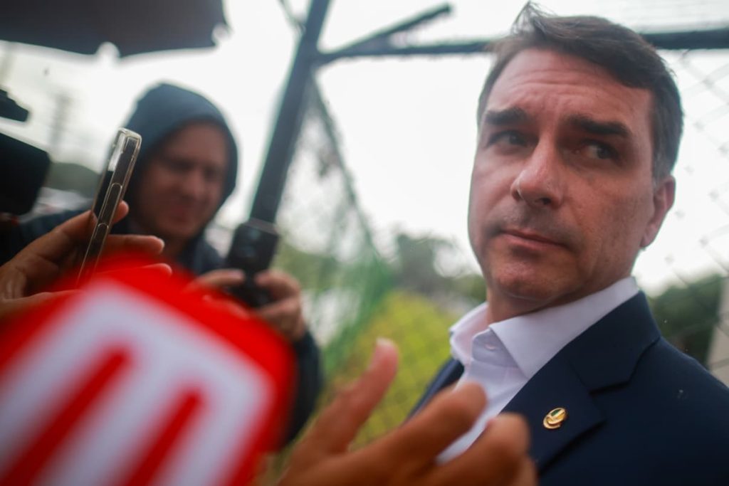 Petistas torcem para que Flávio Bolsonaro continue candidato