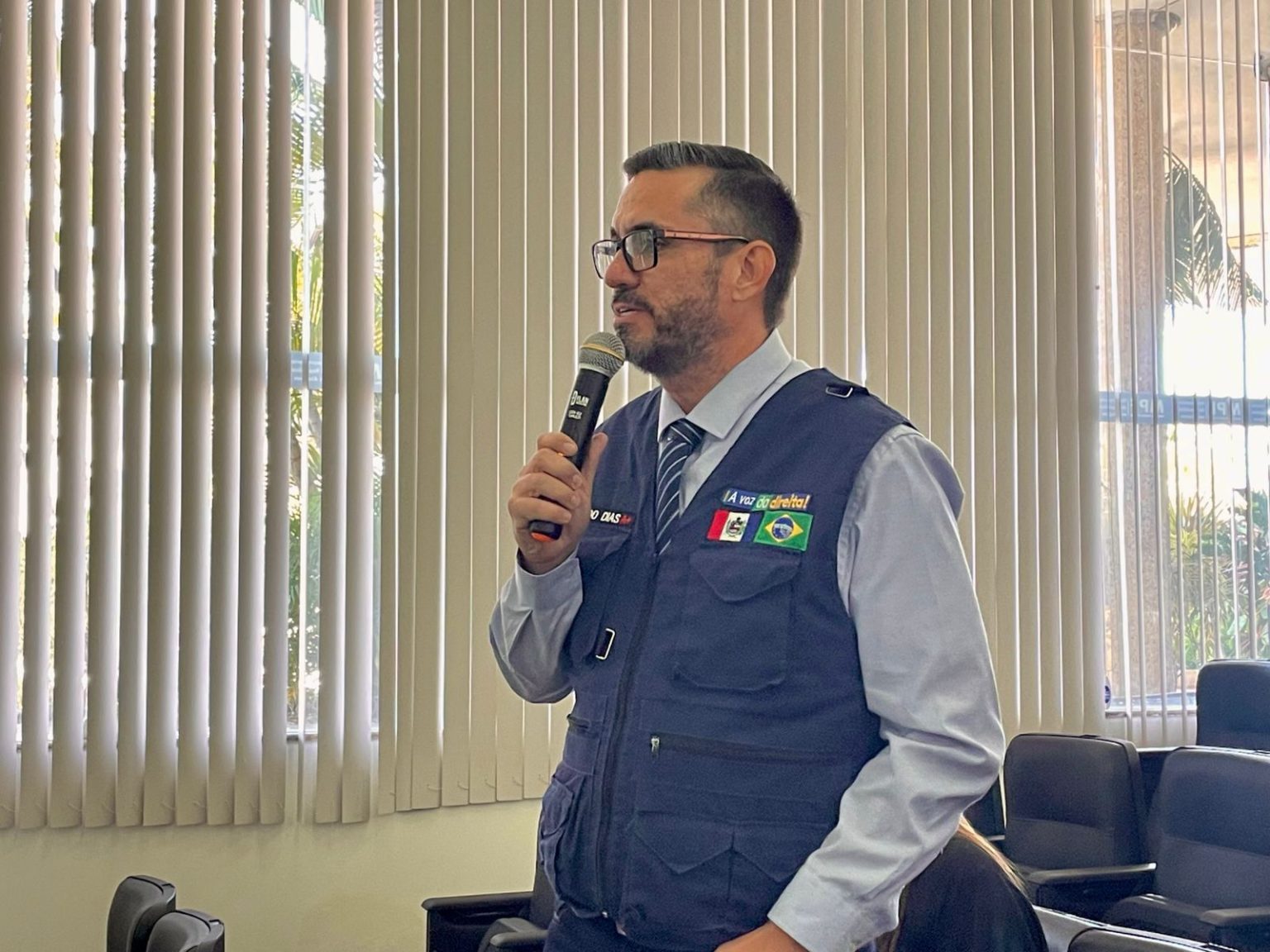 Leonardo Dias cobra aplicação de lei que multa vândalos após pichação da Associação Comercial