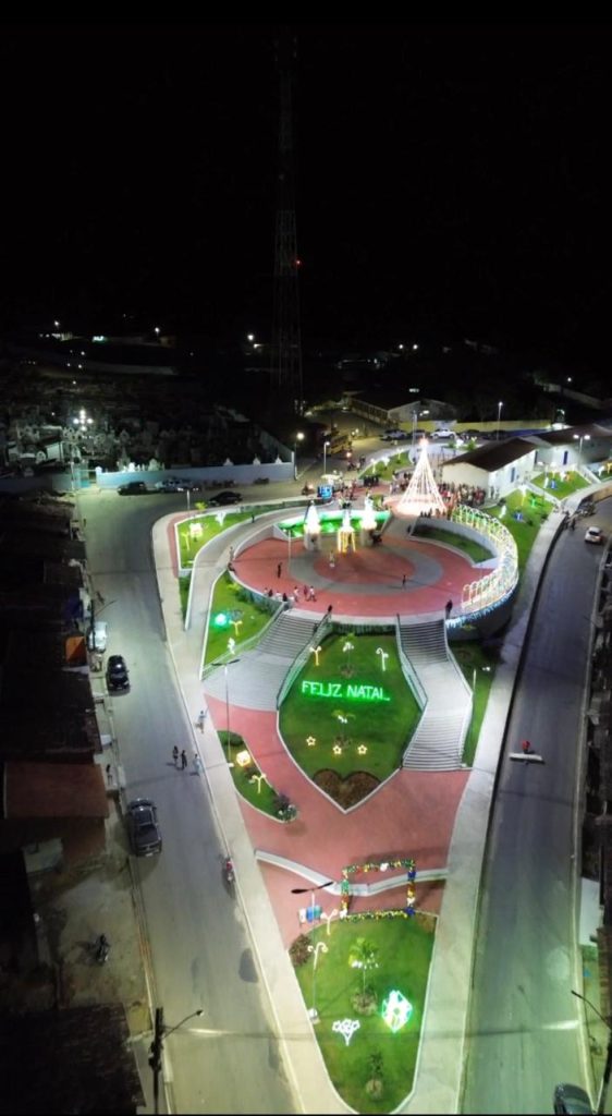 Chã Preta acende luzes de Natal e marca início das celebrações na Praça Padre Cícero