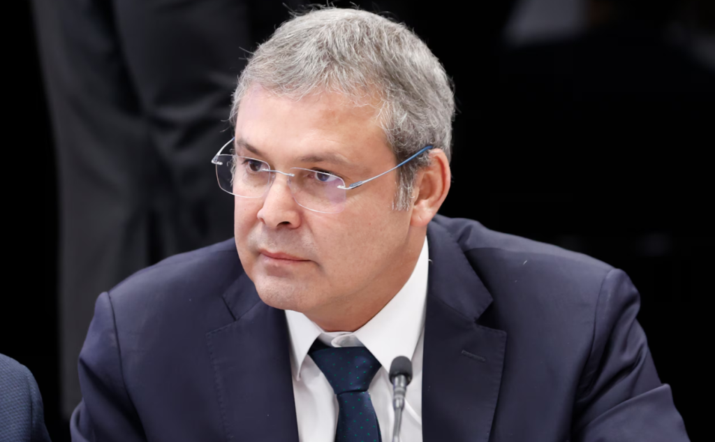 Lindbergh sobe tom e fala em afastamento de Motta da chefia da Câmara