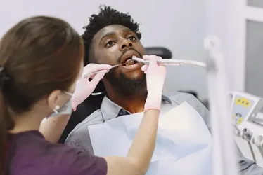 Estudo aponta que cáries e doenças na gengiva elevam risco de AVC em até 86%