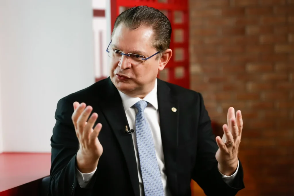 Líder do PL se manifesta sobre renúncia de Zambelli na Câmara