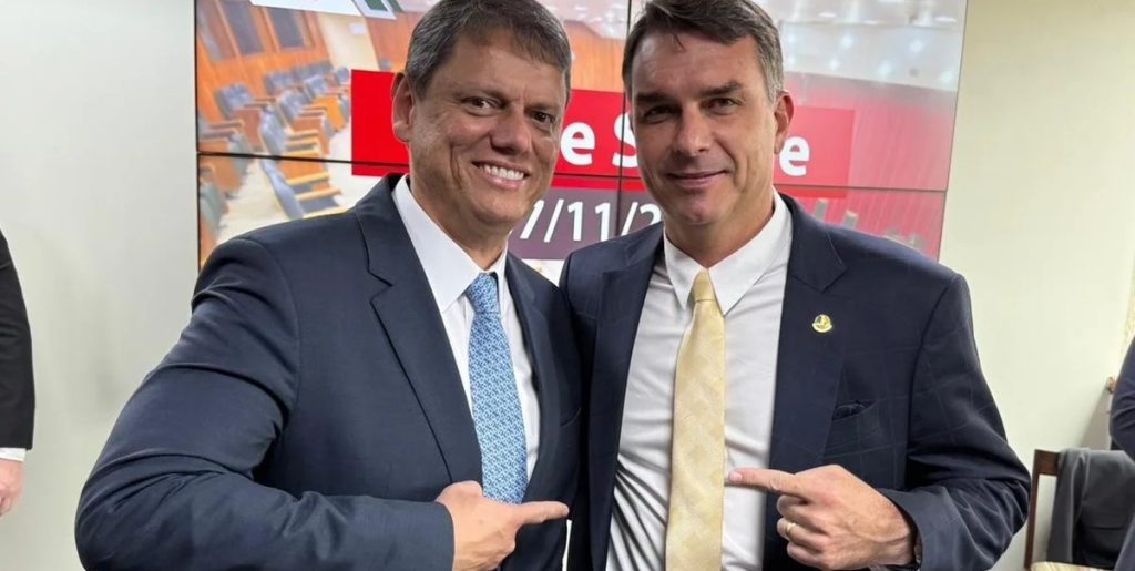 Anúncio de Flávio Bolsonaro como candidato à Presidência surpreende aliados de Tarcísio de Freitas