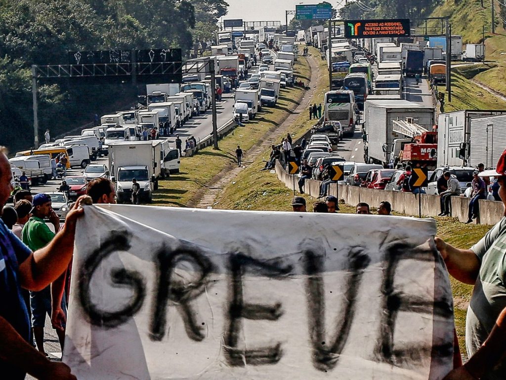Caminhoneiros articulam greve em diversos estados com manifestações nesta quarta (4)