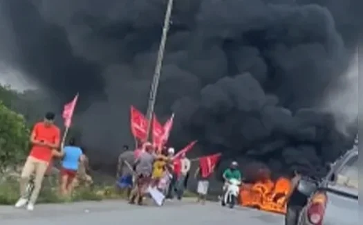 Indígenas bloqueiam trecho da BR-101 em Joaquim Gomes