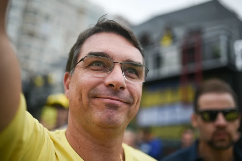 Preferência de Bolsonaro por Flávio acirra disputa interna na direita