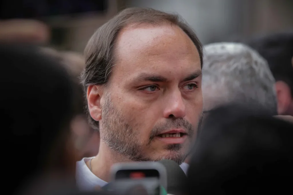 Carlos relata encontrar Bolsonaro com hematoma no rosto e pés sangrando após queda na carceragem