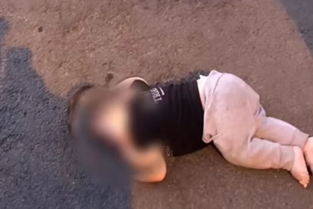 De pijama e sujo: bebê de um ano é achado sozinho na rua de madrugada