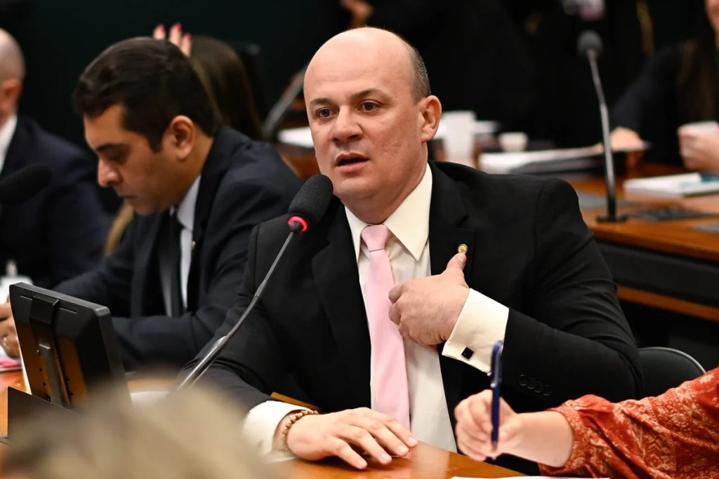 Oposição suspende recesso para pressionar por impeachment de Moraes