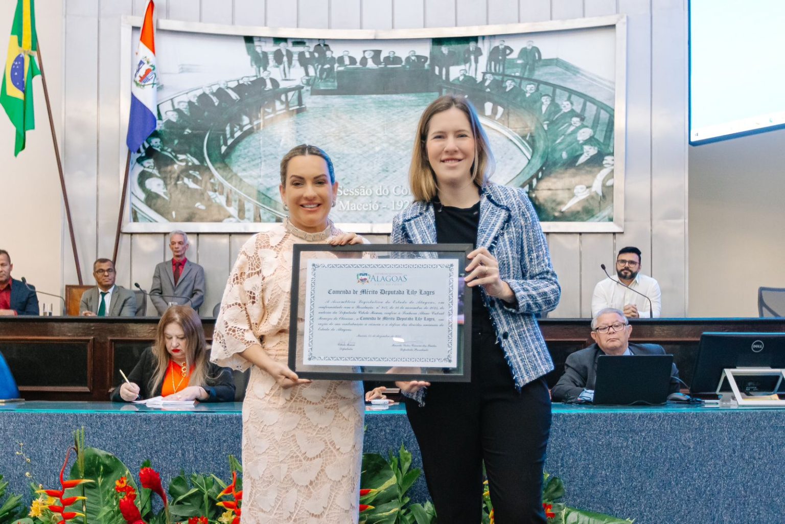 Por sua contribuição à ciência e à causa animal, Alane Menezes recebe comenda aprovada por unanimidade na Assembleia Legislativa de Alagoas