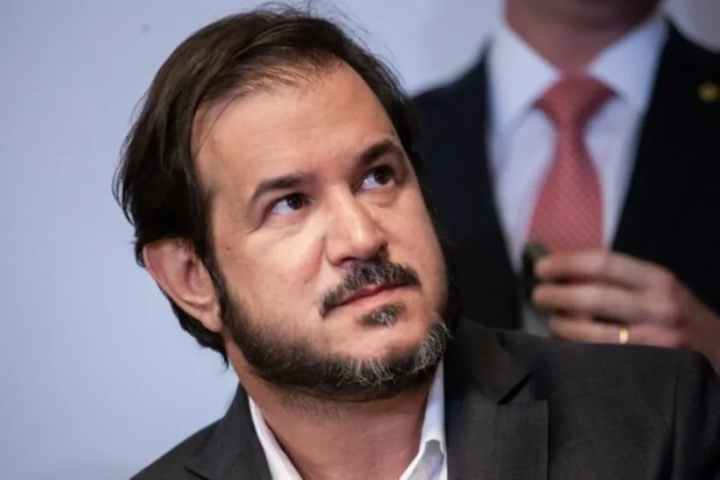 Presidente do União critica polarização após escolha de Flávio para 2026