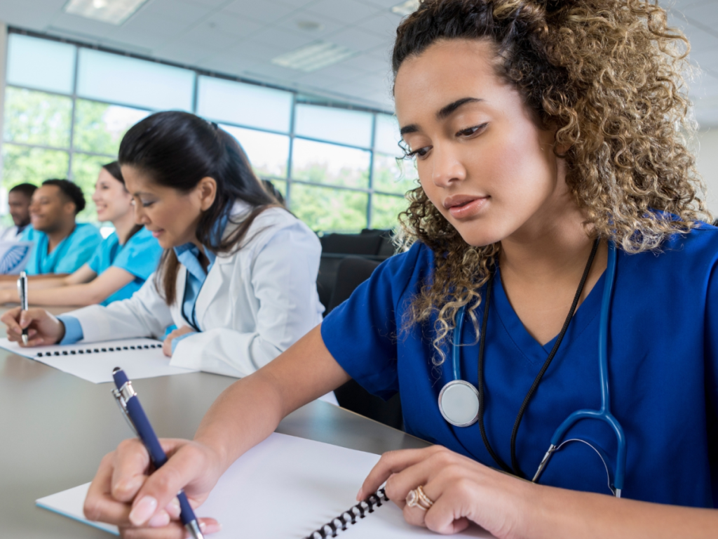 Resultados do Enamed e do Revalida 2025 serão divulgados na próxima sexta-feira (12)