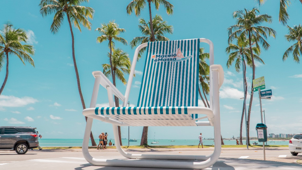 Orla de Maceió ganha novo atrativo natalino ao lado da famosa Cadeira Gigante