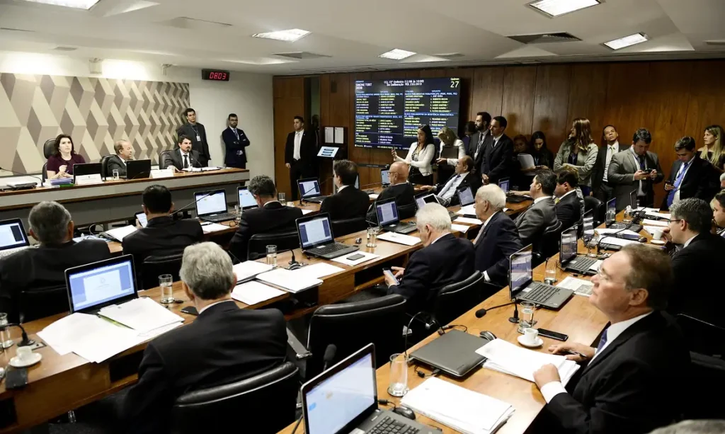 CCJ do Senado aprova PEC que acaba com escala 6×1 e reduz jornada para 36 horas