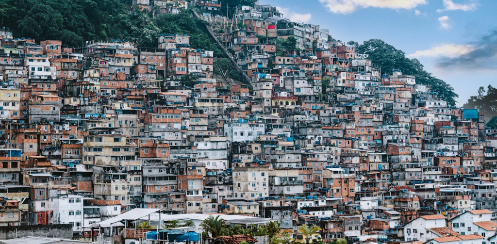 Quase 20% dos moradores de favelas não têm acesso viário para ambulâncias e caminhões de lixo