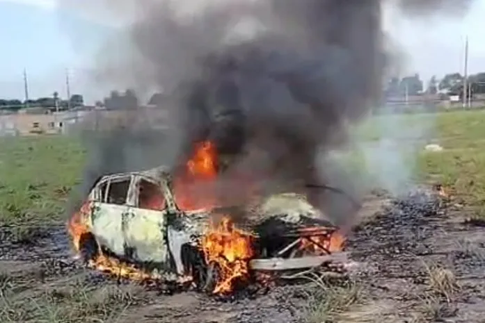 Capotamento seguido de incêndio em BMW deixa dois homens mortos, na parte alta de Maceió
