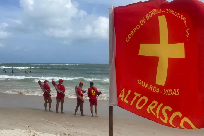 Guarda-vidas resgatam seis pessoas em menos de meia hora na Praia do Francês