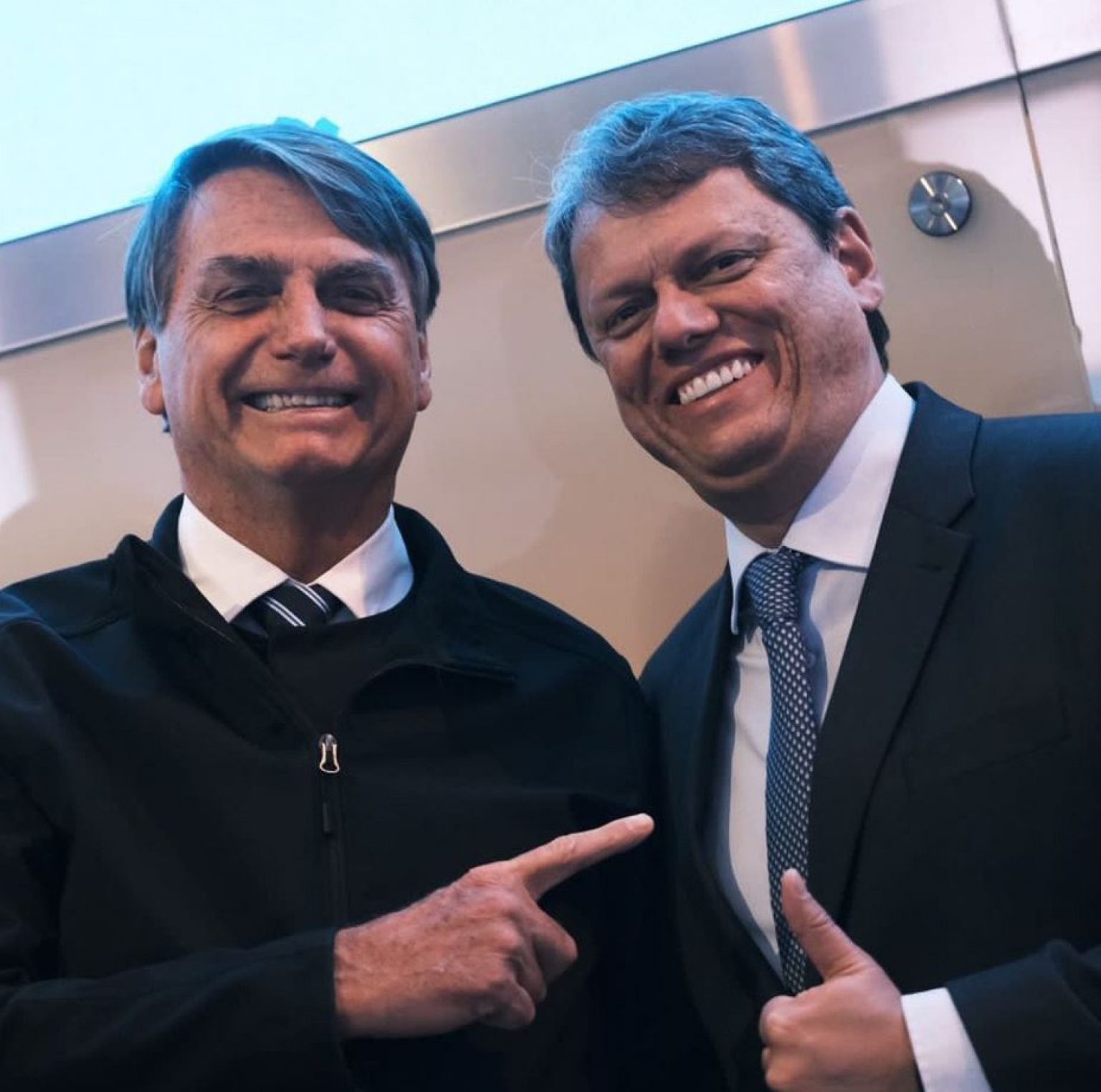 Por que Bolsonaro escolheu Flávio no lugar de Tarcísio