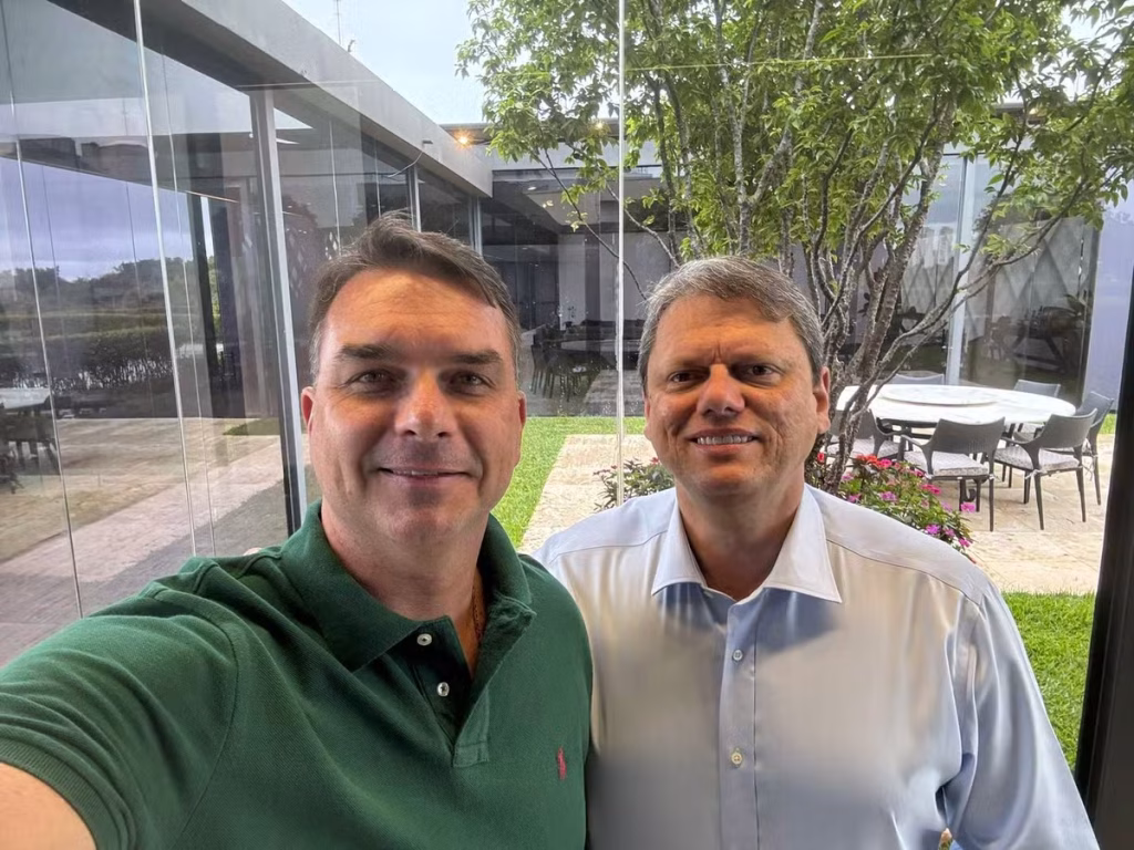 Tarcísio de Freitas é informado sobre indicação de Flávio Bolsonaro como candidato à Presidência em 2026