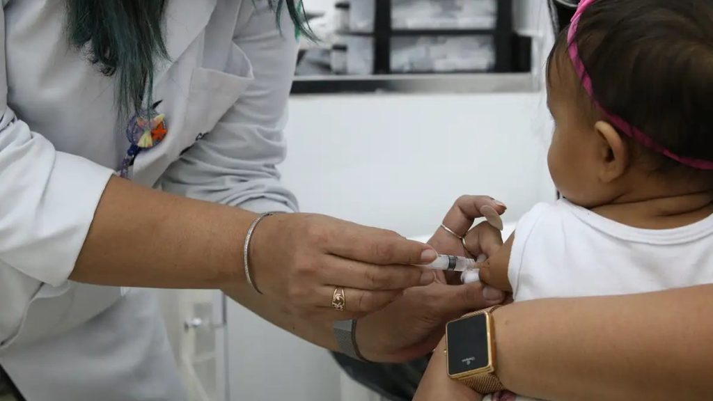 Alagoas recebe mais de 12 mil doses da nova vacina contra vírus que causa infecções respiratórias em bebês