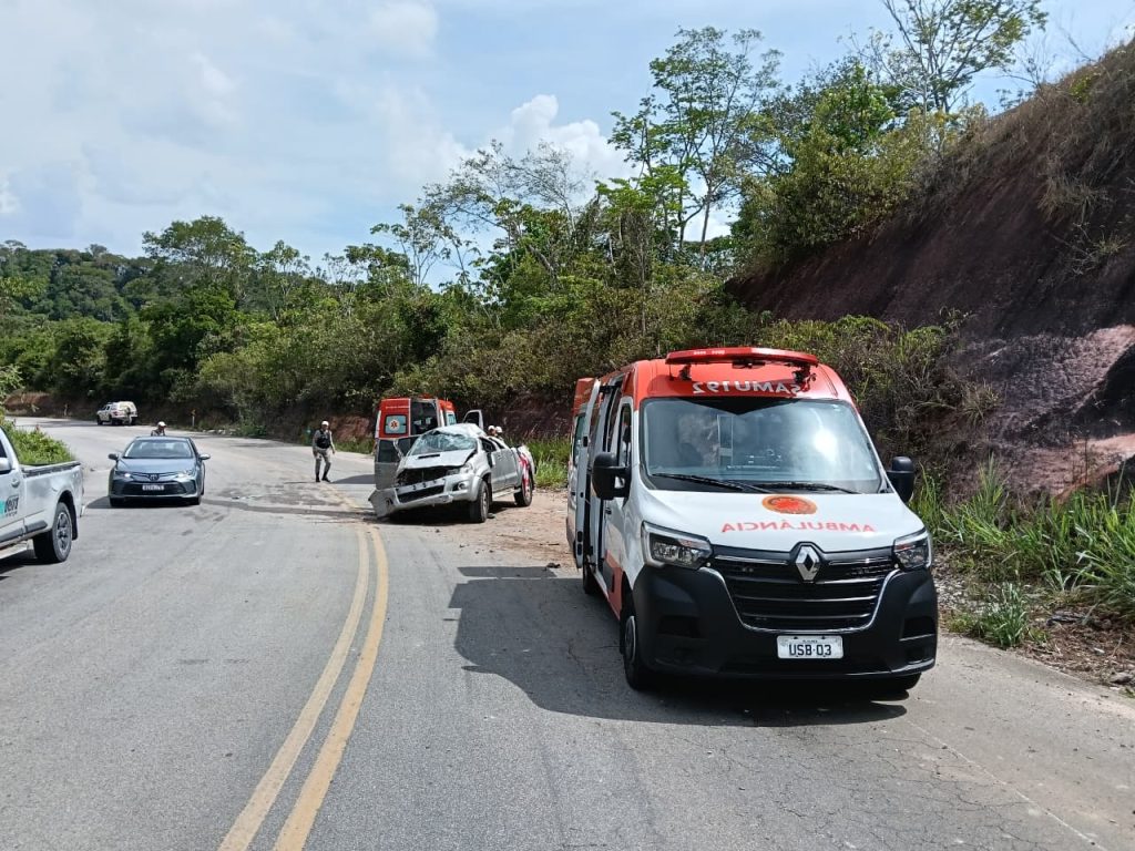 Turistas ficam feridos após carro capotar e pegar fogo no Benedito Bentes II, em Maceió