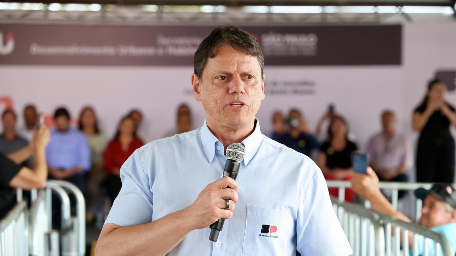 Tarcísio sinaliza permanência em SP e oficializa apoio a Flávio Bolsonaro para a Presidência