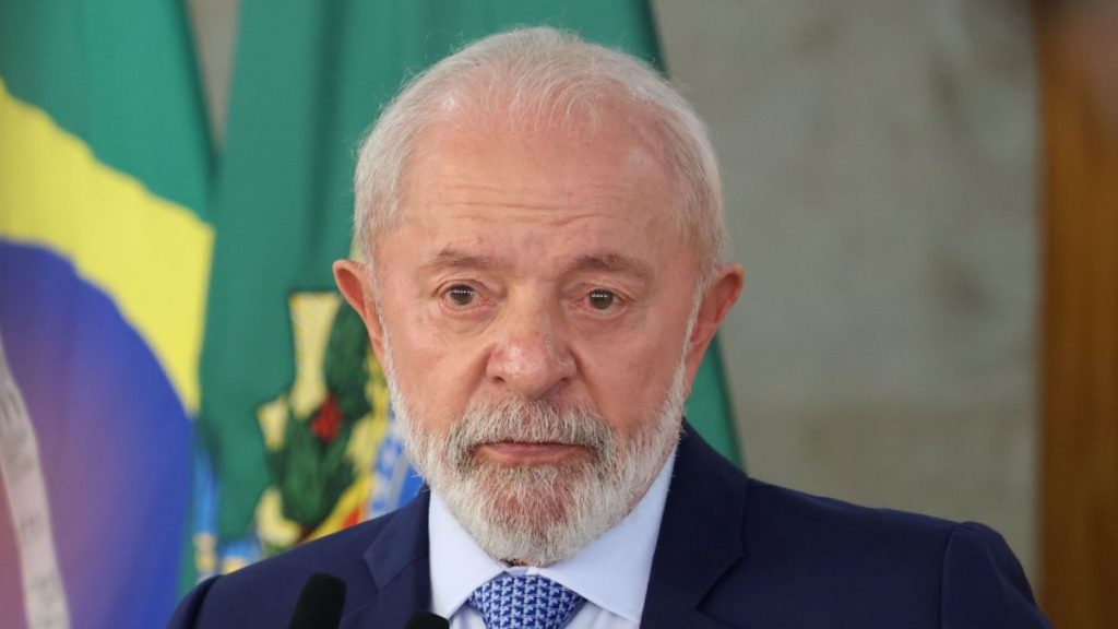 Lula cita Bolsonaro e afirma que “bobagem” gera milhões de seguidores nas redes