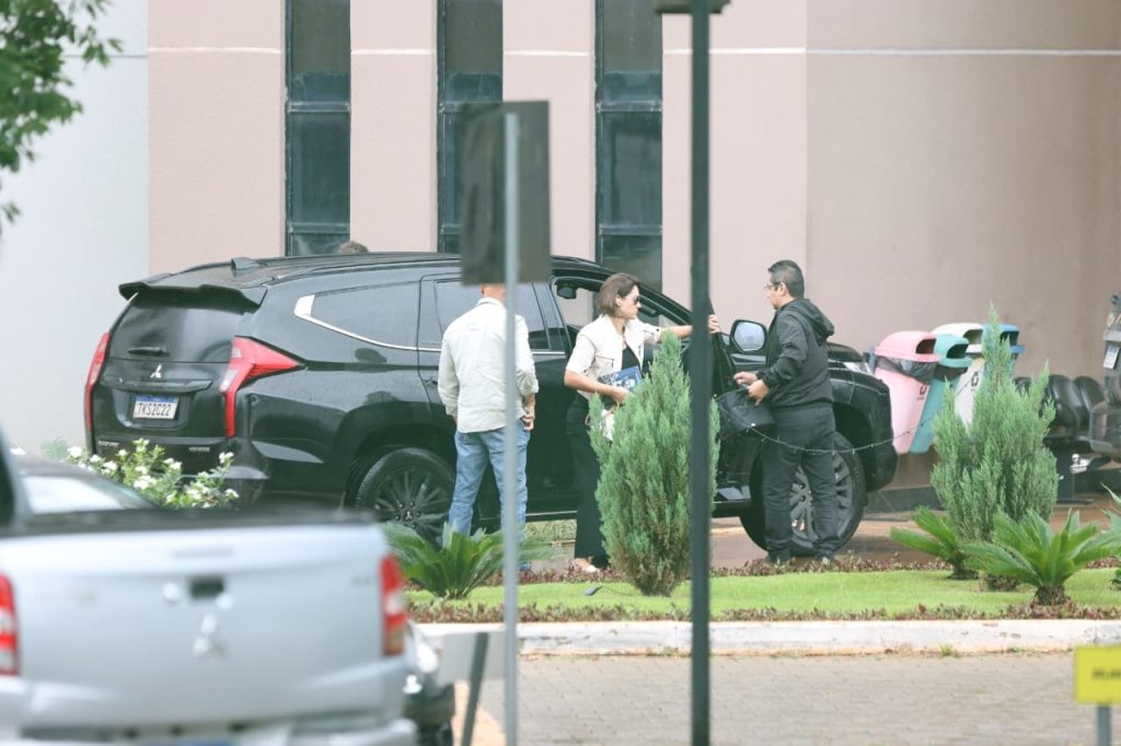 Michelle leva livros ao visitar Bolsonaro na PF, nesta terça (6)