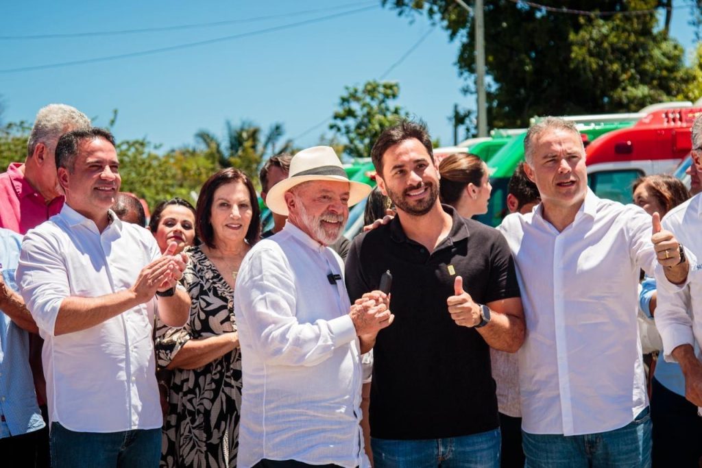 Prefeito de Santana do Mundaú recebe Unidade Móvel Odontológica das mãos do presidente Lula
