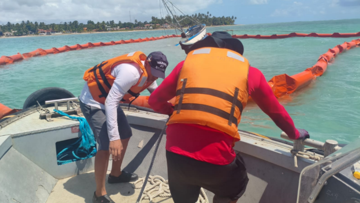 Marinha encerra operação ambiental após naufrágio de embarcação em Japaratinga