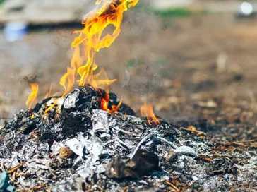 Fumaça causada por queima de resíduos leva moradores a deixarem casas e resulta em ocorrência ambiental em Limoeiro do Anadia