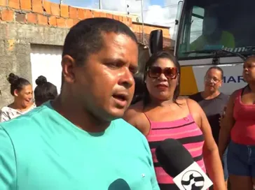 Moradores bloqueiam acesso à comunidade e protestam contra falta de água em Marechal Deodoro