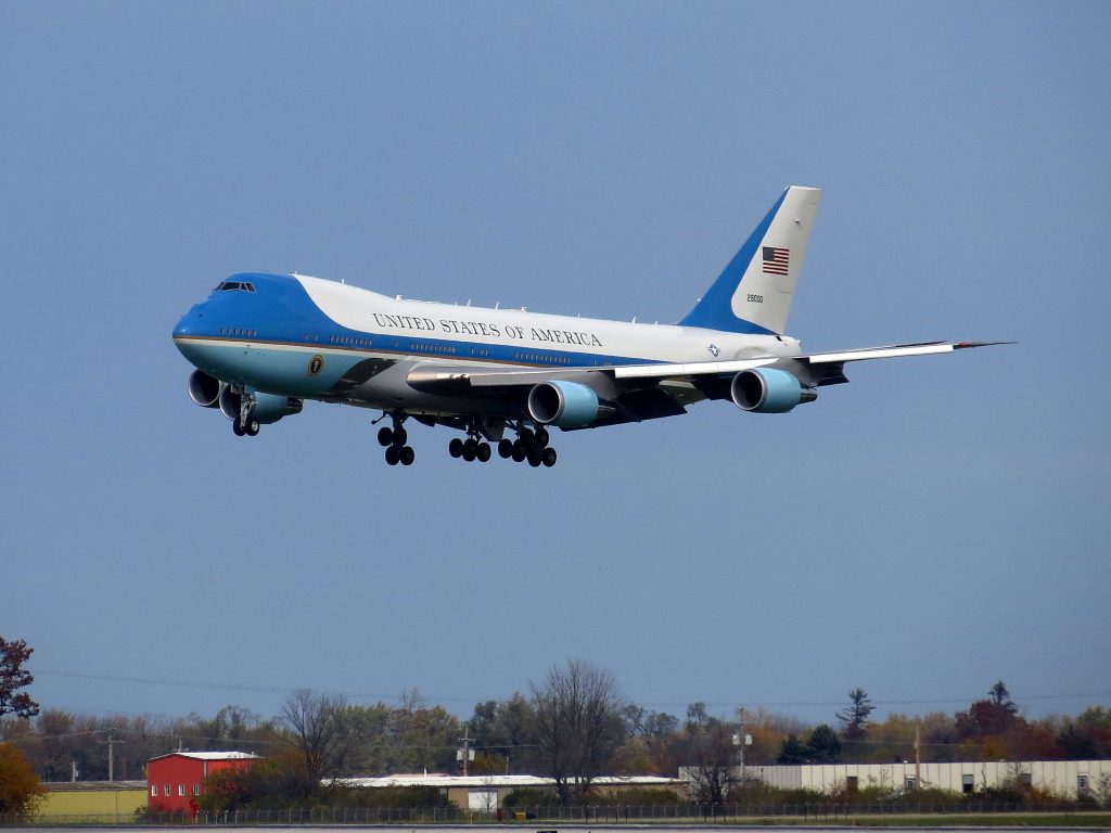 Air Force One retorna após falha elétrica durante voo com Trump