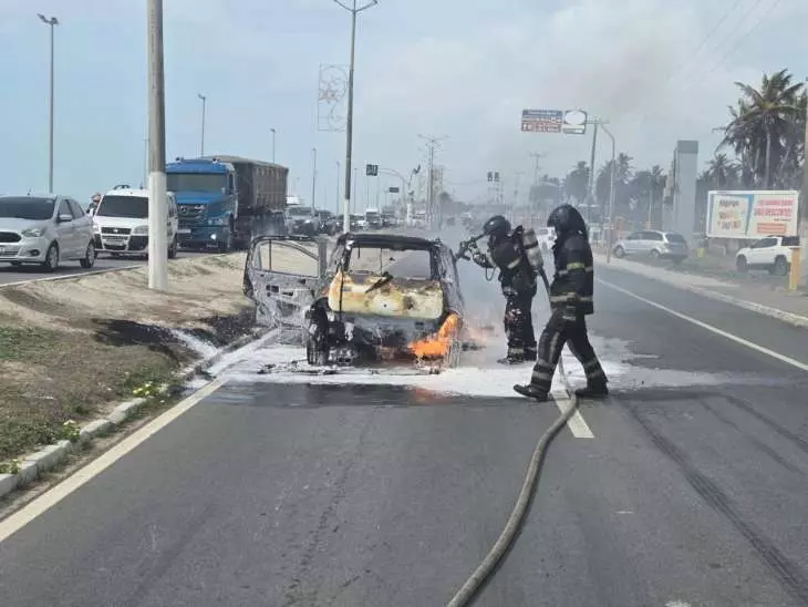 Incêndio atinge veículo e mobiliza Corpo de Bombeiros na manhã desta terça-feira em Maceió