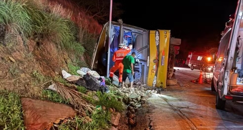 Motorista foge após tombamento de ônibus alagoano que deixou cinco mortos em Minas Gerais