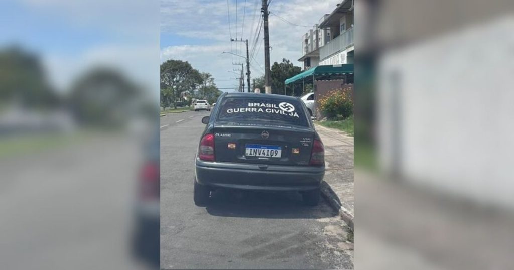 Homem é preso em SC após circular com suástica nazista e mensagem de guerra coladas no carro