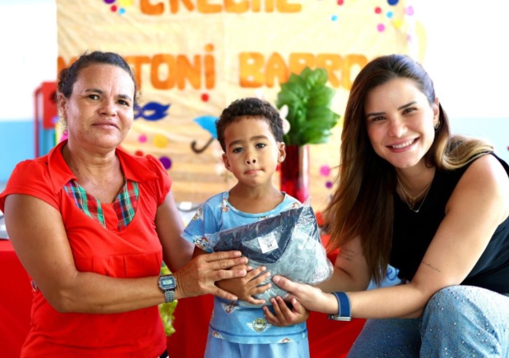 Prefeita Ceci acompanha entrega dos fardamentos na Creche CRIA e reforça importância da matrícula em Atalaia
