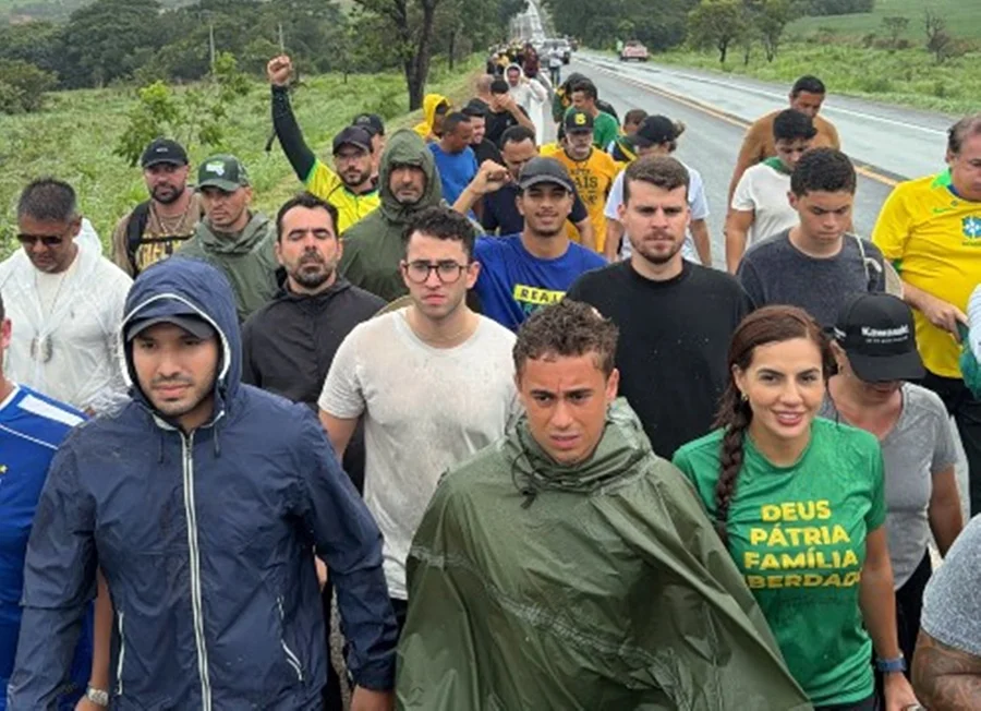 Bolsonaristas organizam caravanas para se juntar a Nikolas em Brasília