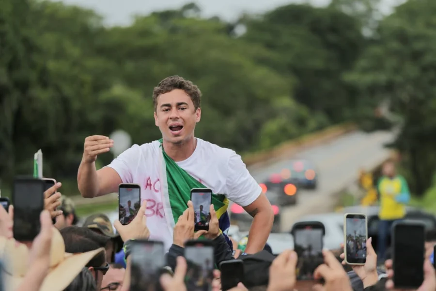 Sob chuva, Nikolas Ferreira inicia quinto dia da “caminhada pela liberdade” rumo a Brasília