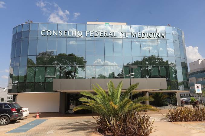CFM avalia barrar registro de formandos reprovados no Enamed e reacende debate sobre exame de proficiência médica