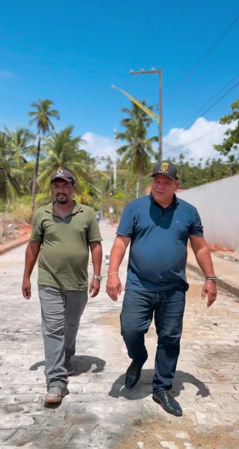 Prefeito de São Miguel dos Milagres acompanha pavimentação de rua no Riacho