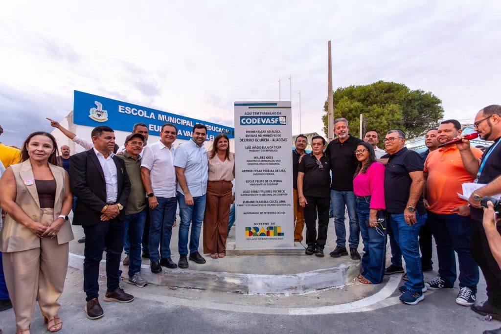 Ao lado de Arthur Lira, Ziane Costa entrega títulos de terra, pavimentação e sistemas de irrigação durante a semana de comemoração aos 72 anos de Emancipação Política