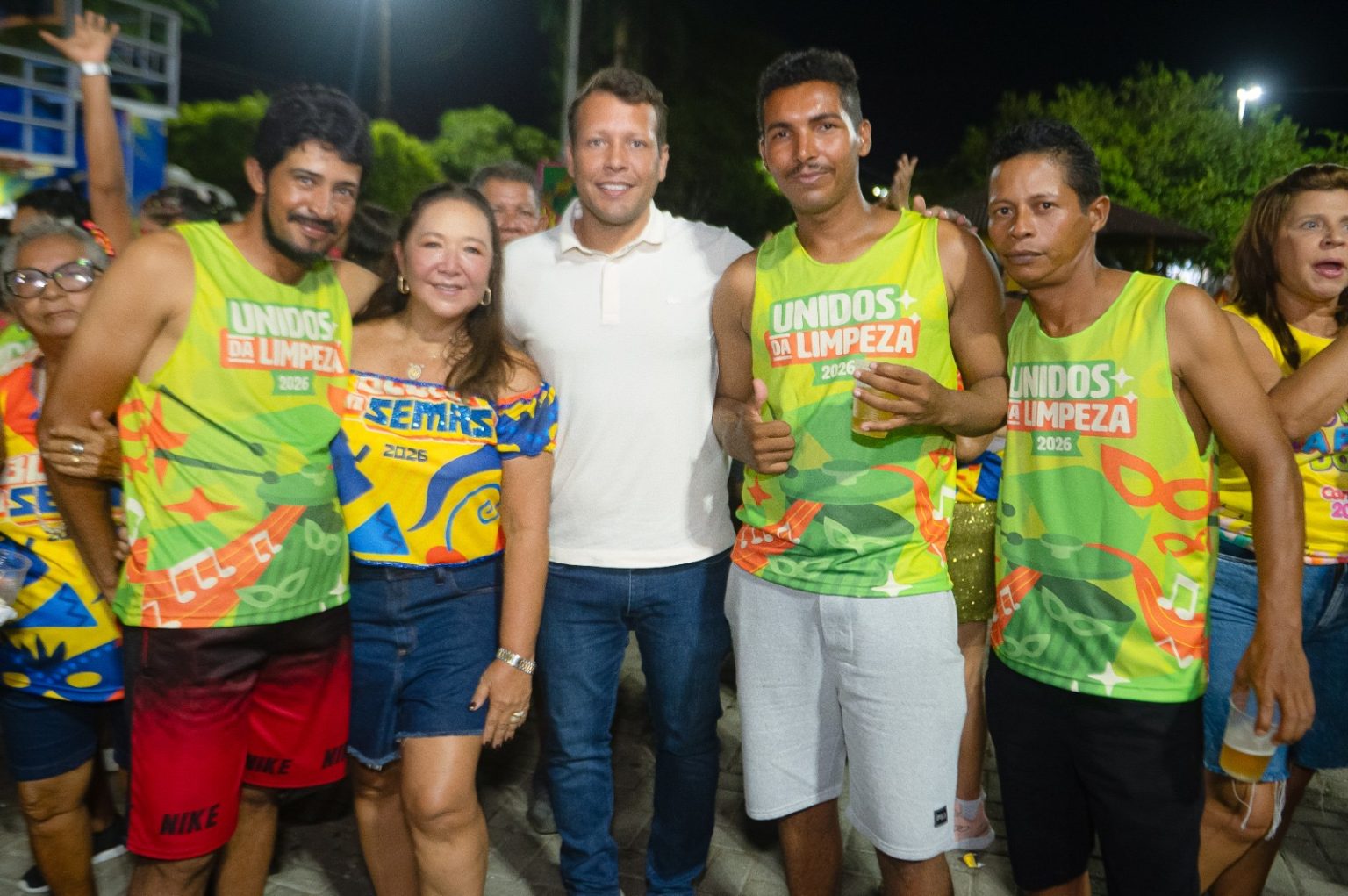 Blocos da Assistência Social e da Limpeza Urbana desfilam juntos pelas ruas de Murici