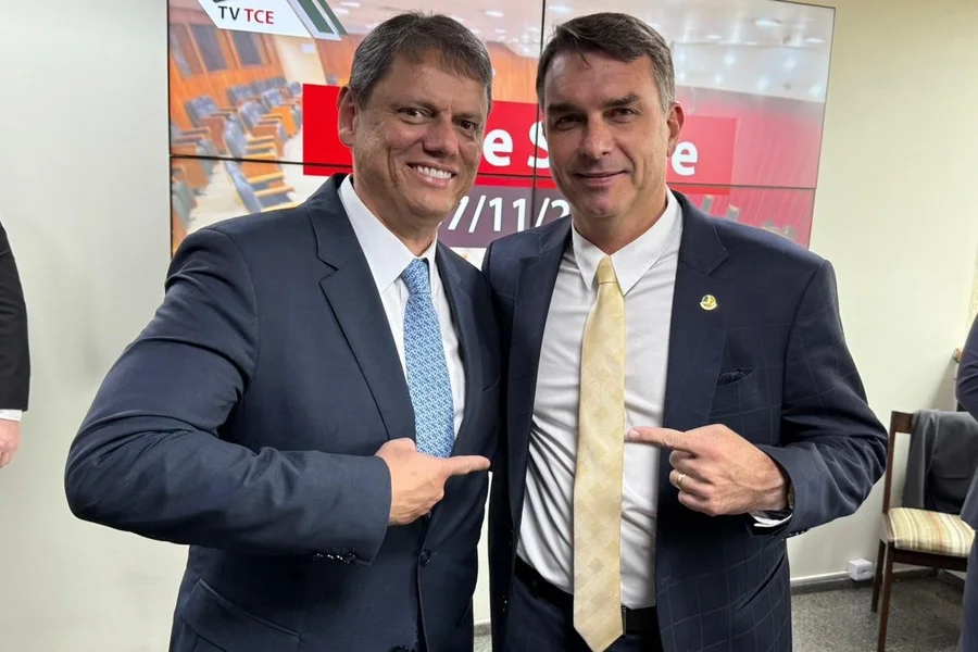 PL escala Flávio Bolsonaro para convencer Tarcísio de Freitas a trocar Republicanos pelo 22
