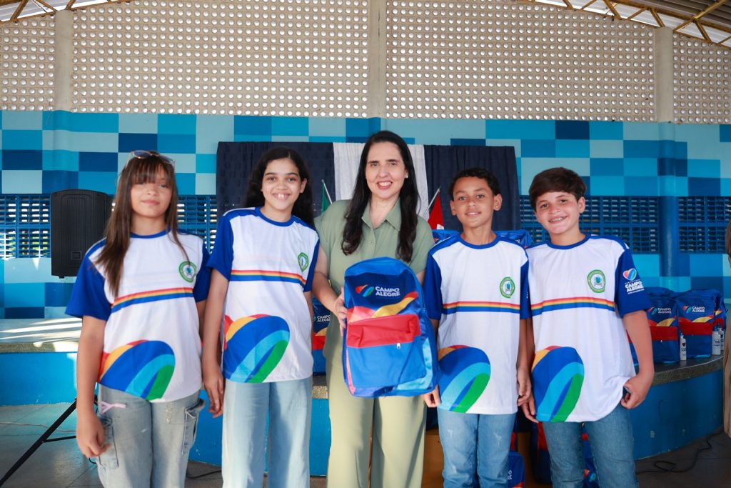 Prefeitura de Campo Alegre inicia entrega novos fardamentos, mochilas e garrafinhas para estudantes da Rede Municipal de Ensino