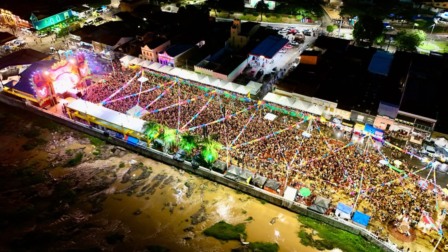 Multidão brinca o carnaval com mela-mela em São José da Laje