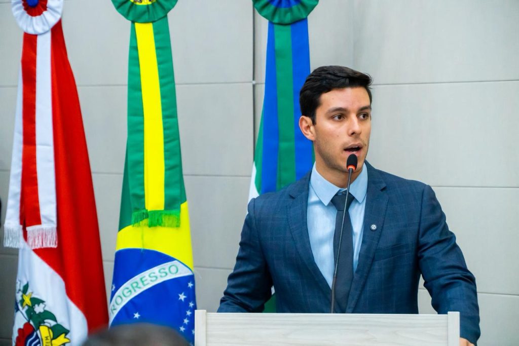 Após anúncio de greve de servidores da Ufal, Caio Bebeto ironiza: “Fazem o L e depois entram em greve”