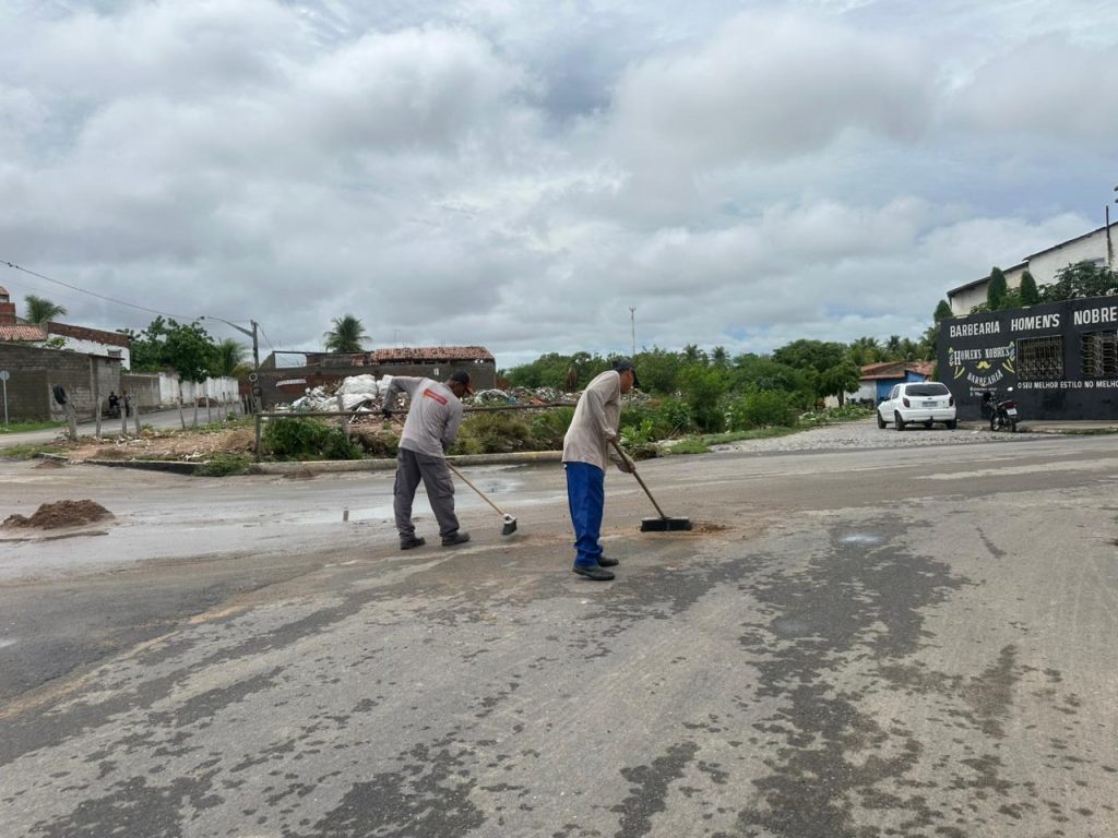 Secretaria de Infraestrutura de Delmiro atua em regime de plantão para reparar danos causados pelas fortes chuvas
