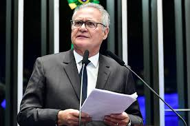 Renan Calheiros afirma que CAE vai ampliar foco em depoimento de Daniel Vorcaro no Senado